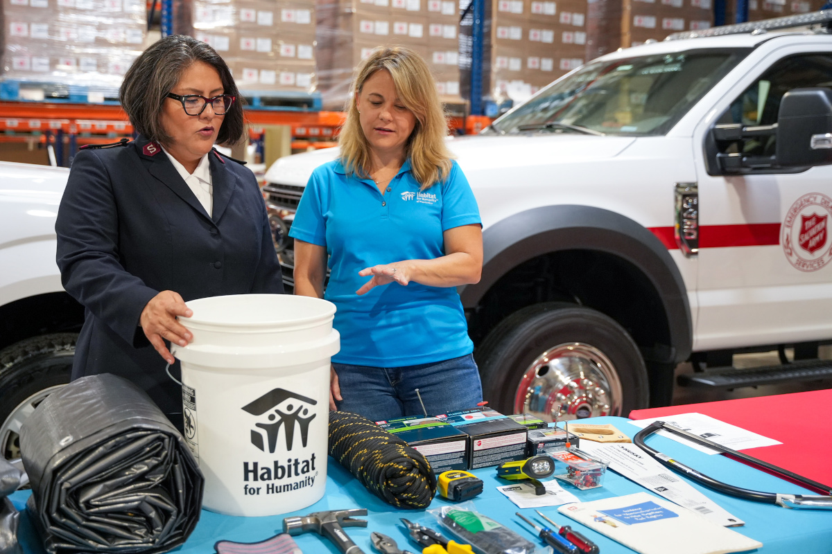 Demostración del contenido del "Hurricane Kit" para la Reparación de Hogar