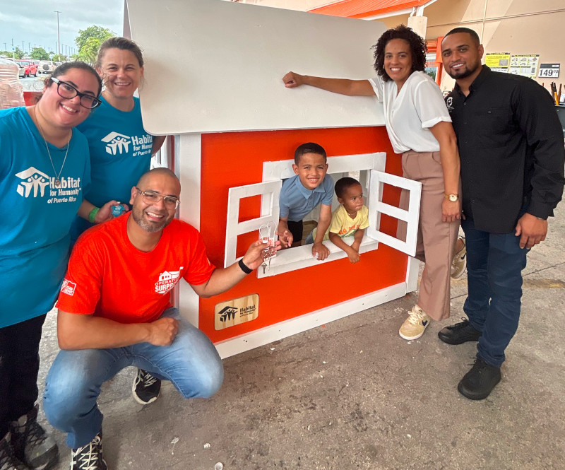 "Niños jugando en la casita de juego que los voluntarios construyen para ellos."