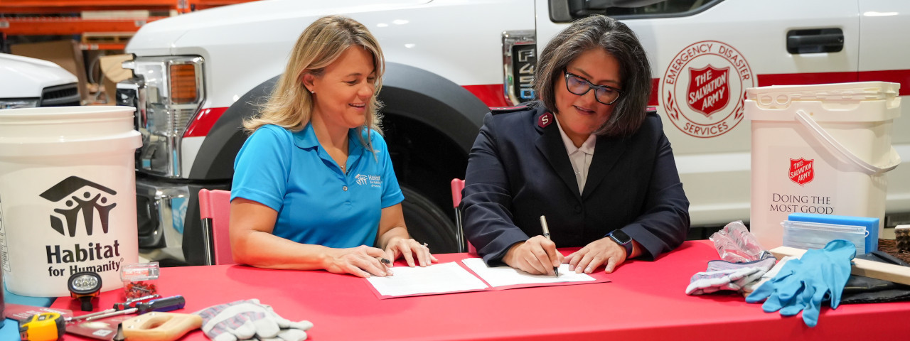 Amanda Silva, Directora Ejecutiva de Habitat for Humanity of Puerto Rico junto a la Capitán Bersabé Vera, comandante Divisional para Puerto Rico e Islas Vírgenes, The Salvation Army.